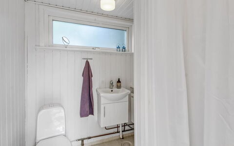 Mielikki - 2Km from the Sea: Flooring, Verdieping, Loodgieterswerkinrichting, Interieur Ontwerp, Plafond, Badkamer, Loodgieter, Kamer, Wastafel, Toilet