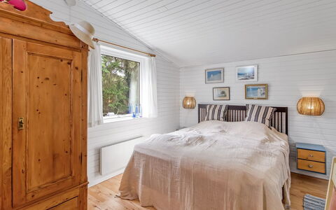 Mielikki - 2Km from the Sea: Hout, Interieur Ontwerp, Slaapkamer, Plafond, Bed, Meubilair, Flooring, Verdieping, Huis, Kamer