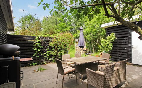 Mielikki - 2Km from the Sea: Meubilair, Hout, Buitenmeubels, Stoel, Tafel, Buitentafel, Tuin, Backyard, Schaduw