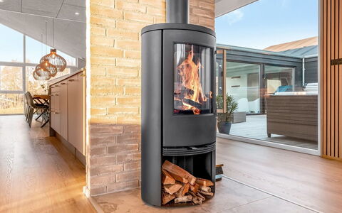 Hana - 800M from the Sea: Houtkachel, Houten Vloer, Beits, Haard, Natuurlijk Materiaal, Woonkamer, Hardwood, Kamerplant, Lamp