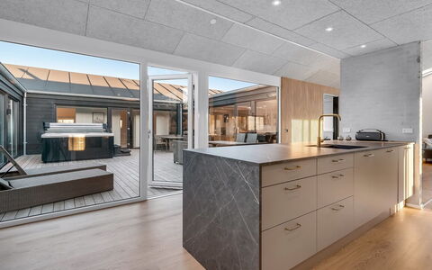 Hana - 800M from the Sea: Hout, Flooring, Plafond, Verdieping, Interieur Ontwerp, Keuken, Houten Vloer, Tegel, Countertop, Natuurlijk Materiaal