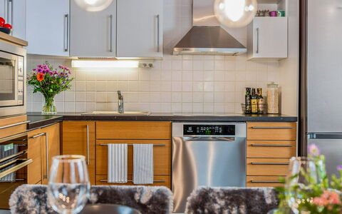 Rukan Tunturituuli: Keuken, Toestel Van De Keuken, Countertop, Meubilair, Cabinetry, Interieur Ontwerp, Major Appliance, Huishoudapparatuur, Hout, Flooring