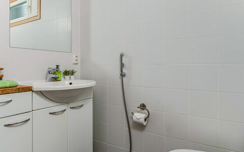 Rukan Tunturituuli: Loodgieterswerkinrichting, Badkamer, Interieur Ontwerp, Flooring, Wastafel, Wastafel In De Badkamer, Kraan, Verdieping, Loodgieter, Toilet