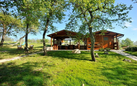 Casa Robinson Nature, Wifi, Istria, Croazia: Gras, Plain, Landelijk Gebied, Land Lot, Tuin, Verblijf, Gazon, Groundcover, Garden Gebouwen, Schaduw
