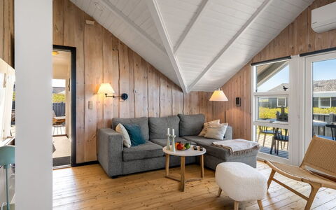 Mimi - 120M from the Sea: Hout, Plafond, Interieur Ontwerp, Huis, Verblijf, Hardwood, Plank, Beits, Lichte Inrichting, Stoel