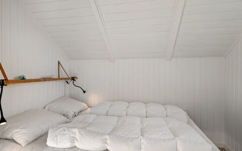 Mimi - 120M from the Sea: Slaapkamer, Hout, Bed, Meubilair, Interieur Ontwerp, Laken, Linens, Bedding, Plafond, Verdieping