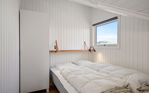 Mimi - 120M from the Sea: Hout, Slaapkamer, Plafond, Bed, Verdieping, Laken, Bedding, Linens, Bed Frame, Plank
