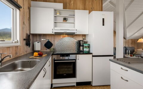 Mimi - 120M from the Sea: Keuken, Toestel Van De Keuken, Countertop, Major Appliance, Cabinetry, Hout, Interieur Ontwerp, Huishoudapparatuur, Wastafel, Fornuis