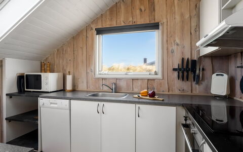 Mimi - 120M from the Sea: Hout, Huis, Verdieping, Plafond, Keuken, Loodgieterswerkinrichting, Kraan, Beits, Countertop, Wastafel
