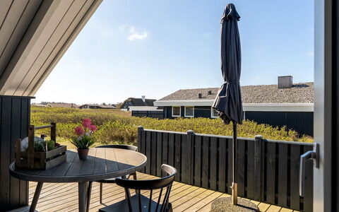 Mimi - 120M from the Sea: Hout, Architectuur, Huis, Dak, Hardwood, Schaduw, Veranda, Siding, Plank, Landgoed