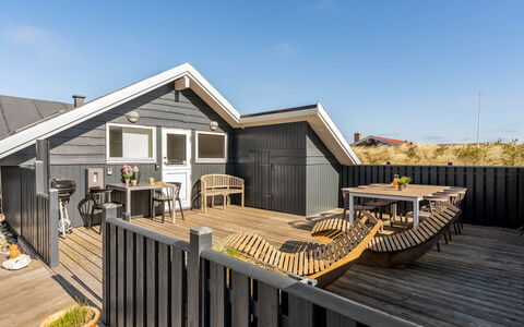 Mimi - 120M from the Sea: Hout, Architectuur, Dak, Huis, Samengesteld Materiaal, Plank, Siding, Dek, Hardwood, Verblijf