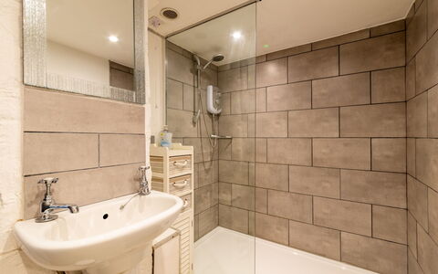 Piskey Cottage: Badkamer, Flooring, Loodgieterswerkinrichting, Muur, Verdieping, Interieur Ontwerp, Toilet, Loodgieter, Wastafel, Kraan