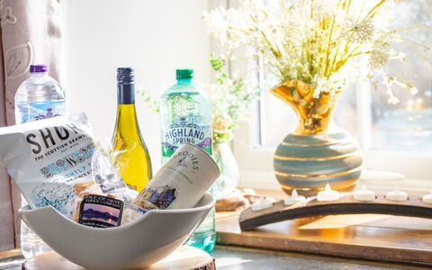The Cottage: Tableware, Fles, Serveware, Drinkware, Glazen Fles, Voedsel, Dishware, Porselein