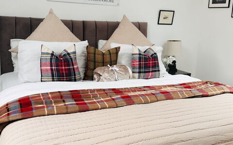 The Cottage: Meubilair, Bed, Slaapkamer, Bedding, Laken, Linens, Interieur Ontwerp, Textiel, Kussen Gooien, Hoofdkussen