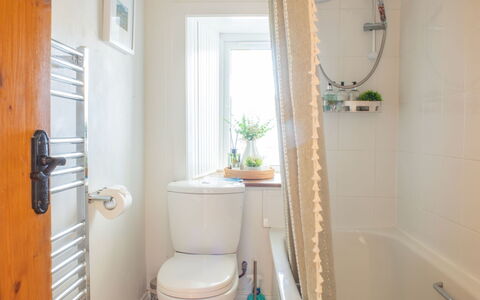 The Cottage: Badkamer, Loodgieterswerkinrichting, Interieur Ontwerp, Toilet, Verdieping, Flooring, Loodgieter, Wc Bril, Kraan, Wastafel In De Badkamer