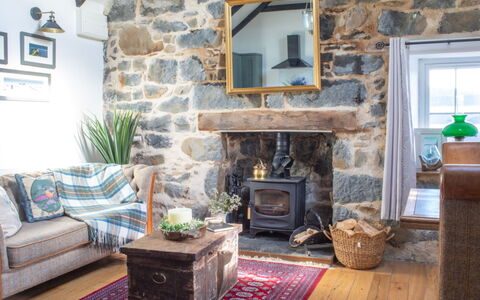 The Cottage: Meubilair, Muur, Hout, Interieur Ontwerp, Flooring, Haard, Stenen Muur, Woonkamer, Huis, Verdieping
