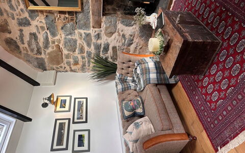 The Cottage: Meubilair, Interieur Ontwerp, Muur, Flooring, Hout, Verdieping, Woonkamer, Bankstel, Kamer, Verlichting