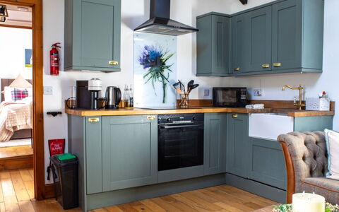 The Cottage: Toestel Van De Keuken, Meubilair, Keuken, Interieur Ontwerp, Countertop, Flooring, Cabinetry, Major Appliance, Hout, Verdieping