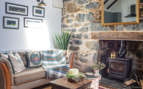 The Cottage: Meubilair, Interieur Ontwerp, Muur, Hout, Flooring, Woonkamer, Kamer, Verdieping, Verlichting, Huis