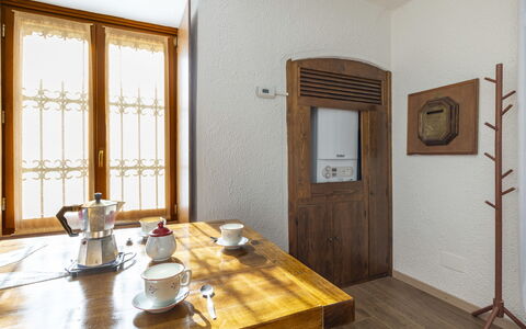 Morelli: Tafel, Tableware, Eigendom, Meubilair, Gebouw, Hout, Koffiekop, Drinkware, Dishware