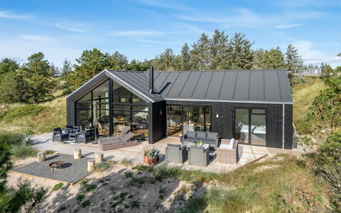Helga - 900M from the Sea: Hout, Huis, Veranda, Dek, Hardwood, Dak, Beits, Houten Vloer, Eco Hotel