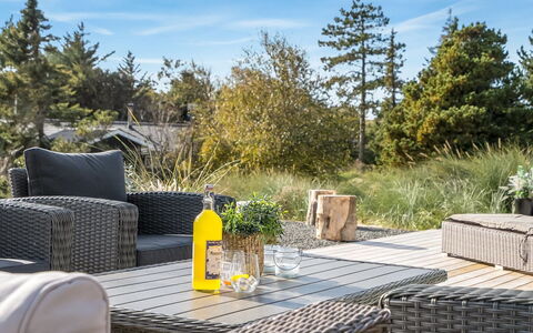 Helga - 900M from the Sea: Hout, Huis, Veranda, Dek, Hardwood, Dak, Beits, Houten Vloer, Eco Hotel