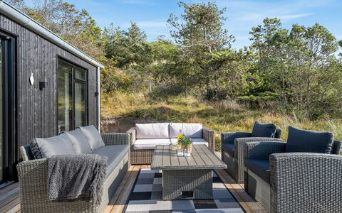 Helga - 900M from the Sea: Hout, Huis, Veranda, Dek, Hardwood, Dak, Beits, Houten Vloer, Eco Hotel