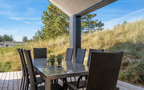 Helga - 900M from the Sea: Hout, Huis, Veranda, Dek, Hardwood, Dak, Beits, Houten Vloer, Eco Hotel
