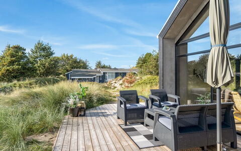 Helga - 900M from the Sea: Hout, Huis, Veranda, Dek, Hardwood, Dak, Beits, Houten Vloer, Eco Hotel
