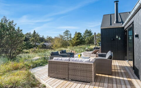 Helga - 900M from the Sea: Hout, Huis, Veranda, Dek, Hardwood, Dak, Beits, Houten Vloer, Eco Hotel