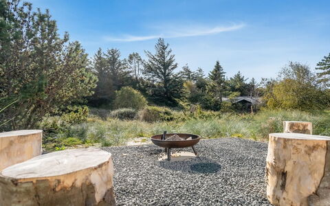 Helga - 900M from the Sea: Hout, Huis, Veranda, Dek, Hardwood, Dak, Beits, Houten Vloer, Eco Hotel