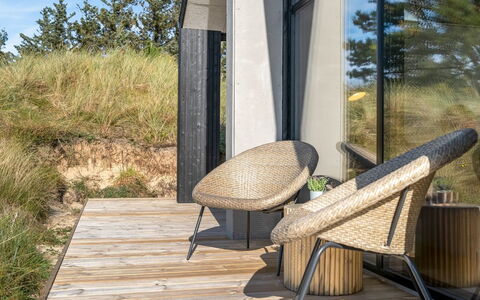 Helga - 900M from the Sea: Hout, Huis, Veranda, Dek, Hardwood, Dak, Beits, Houten Vloer, Eco Hotel