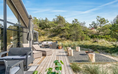 Helga - 900M from the Sea: Hout, Huis, Veranda, Dek, Hardwood, Dak, Beits, Houten Vloer, Eco Hotel