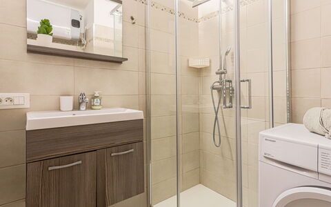 Le Diplomate: Badkamer, Flooring, Interieur Ontwerp, Loodgieterswerkinrichting, Verdieping, Badkamerkast, Wastafel In De Badkamer, Wastafel, Kraan, Toilet