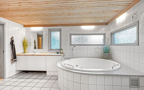 Gjorgjija - 50M from the Sea: Interieur Ontwerp, Flooring, Verdieping, Loodgieterswerkinrichting, Plafond, Loodgieter, Tegel, Kraan, Badkamer, Kamer