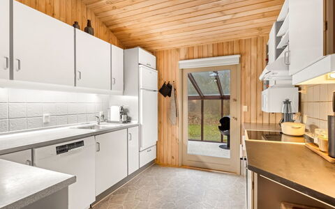 Gjorgjija - 50M from the Sea: Keuken, Hout, Countertop, Plafond, Major Appliance, Toestel Van De Keuken, Interieur Ontwerp, Flooring, Huis, Cabinetry