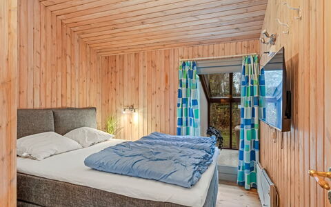 Gjorgjija - 50M from the Sea: Hout, Slaapkamer, Interieur Ontwerp, Verdieping, Flooring, Bed, Meubilair, Kamer, Plafond, Laken
