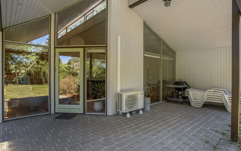 Gjorgjija - 50M from the Sea: Dak, Deur, Siding, Verblijf, Schaduw, Landgoed, Veranda, Oprit, Garden Gebouwen, Ontwerp