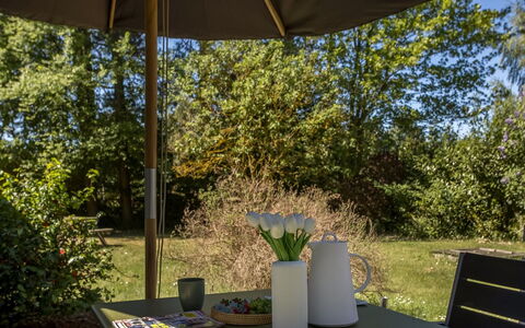 Gjorgjija - 50M from the Sea: Meubilair, Buitenmeubels, Stoel, Tafel, Buitentafel, Paraplu, Land Lot, Schaduw, Keuken En Eettafel, Tuin