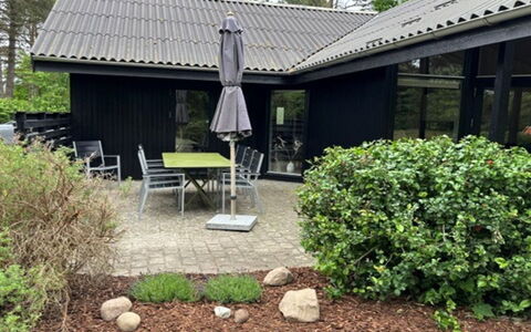 Gjorgjija - 50M from the Sea: Struik, Huis, Huis, Dak, Tuin, Verblijf, Groundcover, Schaduw, Deur