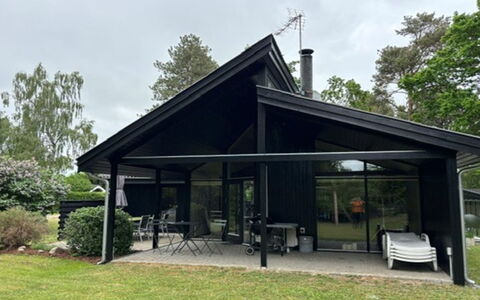 Gjorgjija - 50M from the Sea: Dak, Huis, Verblijf, Schaduw, Veranda, Garden Gebouwen, Siding, Landgoed, Werf, Gazon