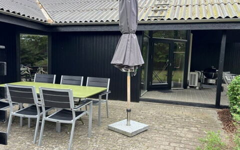 Gjorgjija - 50M from the Sea: Meubilair, Buitenmeubels, Stoel, Schaduw, Huis, Tuin, Deur, Buitentafel, Backyard, Patio