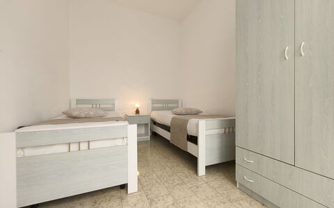 Ugento 1: Flooring, Verdieping, Interieur Ontwerp, Slaapkamer, Appartement, Meubilair, Kamer, Bed, Plafond, Bed Frame