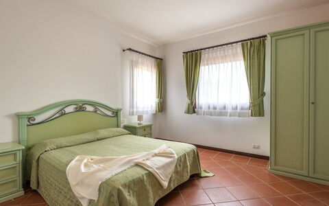 Apartments In Country Village Near Stintino: Bed, Interieur Ontwerp, Meubilair, Slaapkamer, Flooring, Verdieping, Laken, Plafond, Hout, Kamer