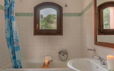 Apartments In Country Village Near Stintino: Loodgieterswerkinrichting, Badkamer, Wastafel In De Badkamer, Interieur Ontwerp, Wastafel, Kraan, Flooring, Verdieping, Loodgieter, Spiegel