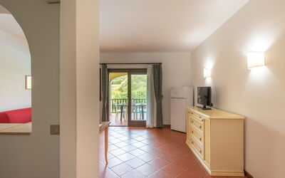 Brezza di Mare with Shared Pool: Interieur Ontwerp, Plafond, Flooring, Verdieping, Kamer, Beits, Hardwood, Huishoudapparatuur, Keuken En Eettafel, Woonkamer