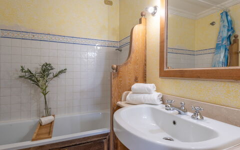Villetta Mare Blu With Pool, Country Village, Stin: Badkamer, Wastafel In De Badkamer, Loodgieterswerkinrichting, Muur, Interieur Ontwerp, Wastafel, Flooring, Kraan, Spiegel, Verdieping