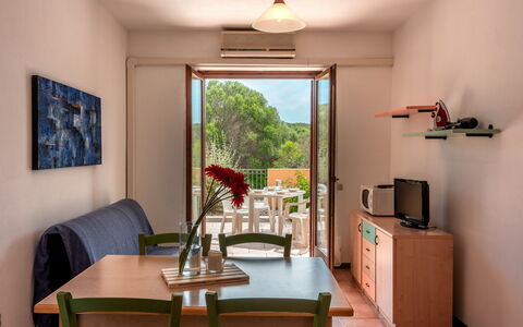 Casa Pavoncelle Apartments In Gallura: Appartement, Keuken En Eettafel, Balkon, Beits, Stoel, Hardwood, Buitentafel, Eco Hotel, Kamerplant, Eetkamer