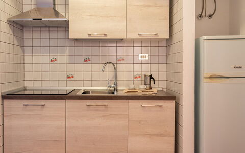 Casa Pavoncelle Apartments In Gallura: Keuken, Countertop, Gootsteen, Toestel Van De Keuken, Cabinetry, Wastafel, Major Appliance, Loodgieterswerkinrichting, Hout, Flooring