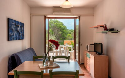 Casa Pavoncelle Apartments in Gallura - Casa Pinet: Appartement, Keuken En Eettafel, Balkon, Beits, Stoel, Hardwood, Buitentafel, Eco Hotel, Kamerplant, Eetkamer
